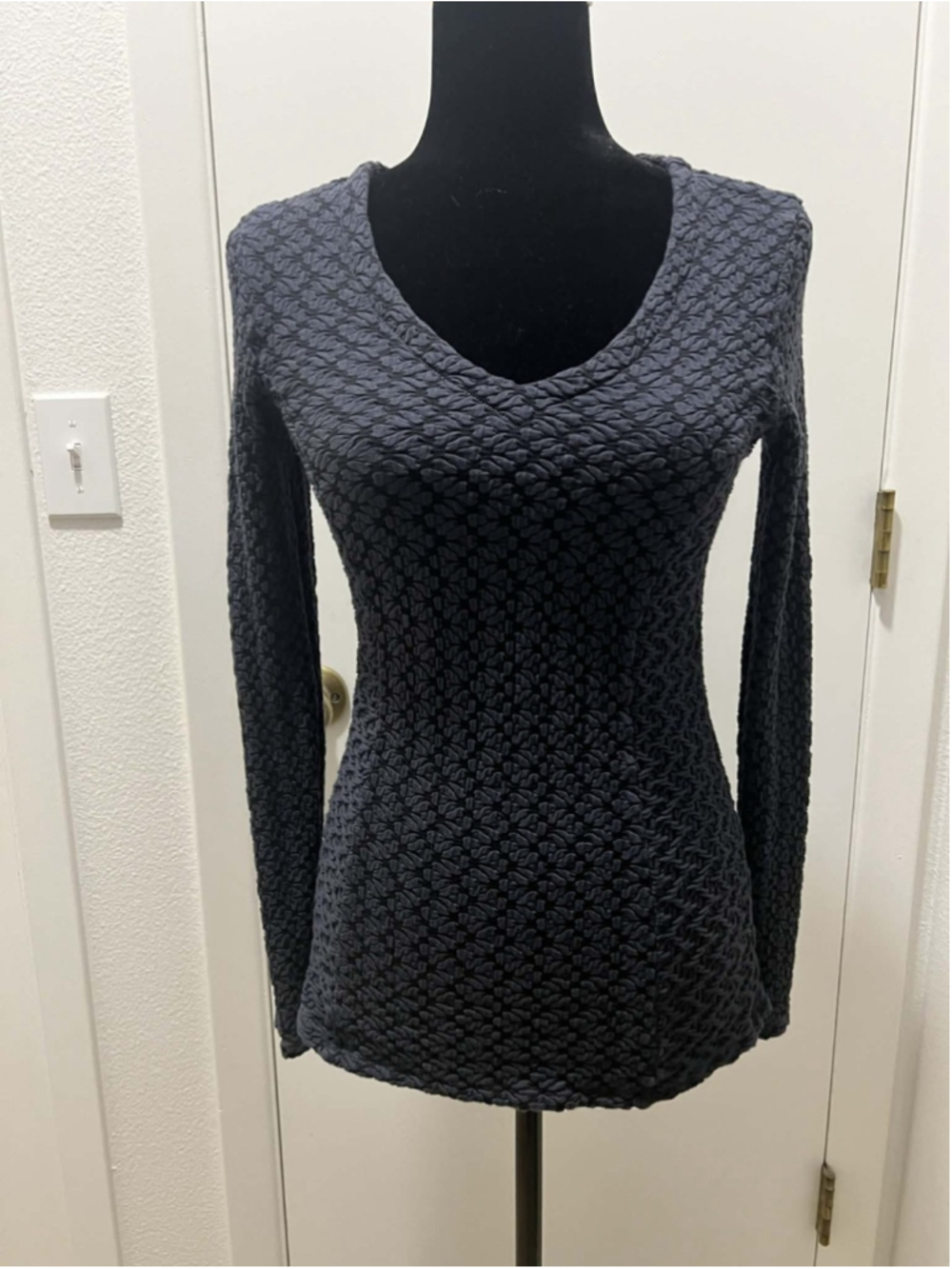 Tianella Textured Crinkle Top Womens XS Long Sleeve Gray Stretch Blouse Sweater